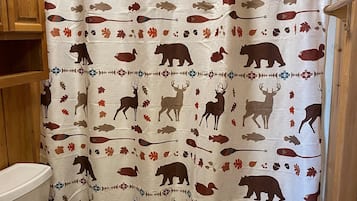 Duschwanne, Handtücher, Toilettenpapier