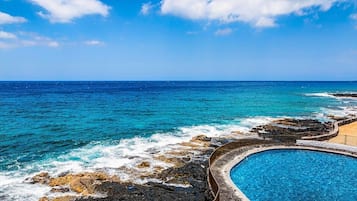 Camastros y toallas de playa