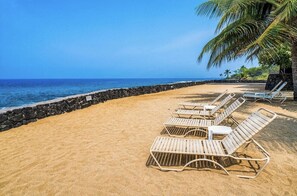 Beach nearby, sun loungers, beach towels