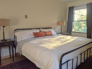 4 makuuhuonetta, työpöytä, ilmainen Wi-Fi, vuodevaatteet