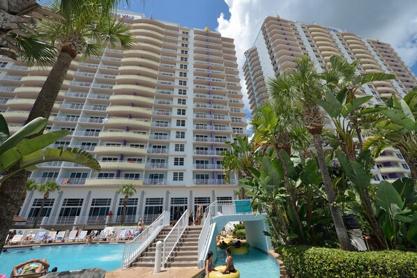 Piscine intérieure, piscine extérieure