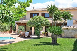 A house with a swimming pool, a patio with a table and chairs, and a garden with a tree. - 219 Villa Ca Na Capitana ETV/9534 by Mallorca Char (Ariany)
