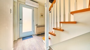 Interior - Suite 201: Beautiful 3-Bedroom Beachfront Townhouse (Wainfleet)