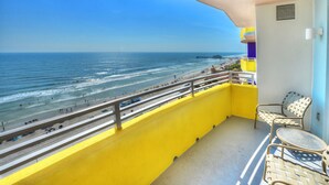 Ein Balkon mit Blick auf Strand und Meer.