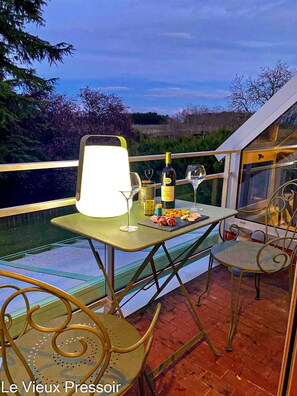 Outdoor dining - Le Vieux Pressoir (Old Winegrowers' House) (Cheverny)