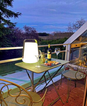 Outdoor dining - Le Vieux Pressoir (Old Winegrowers' House) (Cheverny)