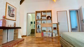 1 bedroom, desk, free WiFi, bed sheets