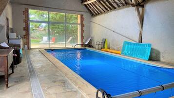 Una piscina techada, una piscina al aire libre