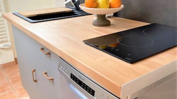 Réfrigérateur, micro-ondes, plaque de cuisson, lave-vaisselle