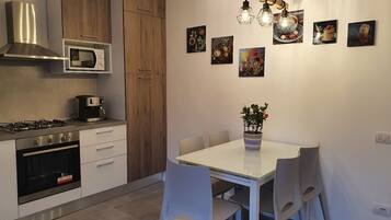 Kühlschrank, Mikrowelle, Ofen, Herdplatte