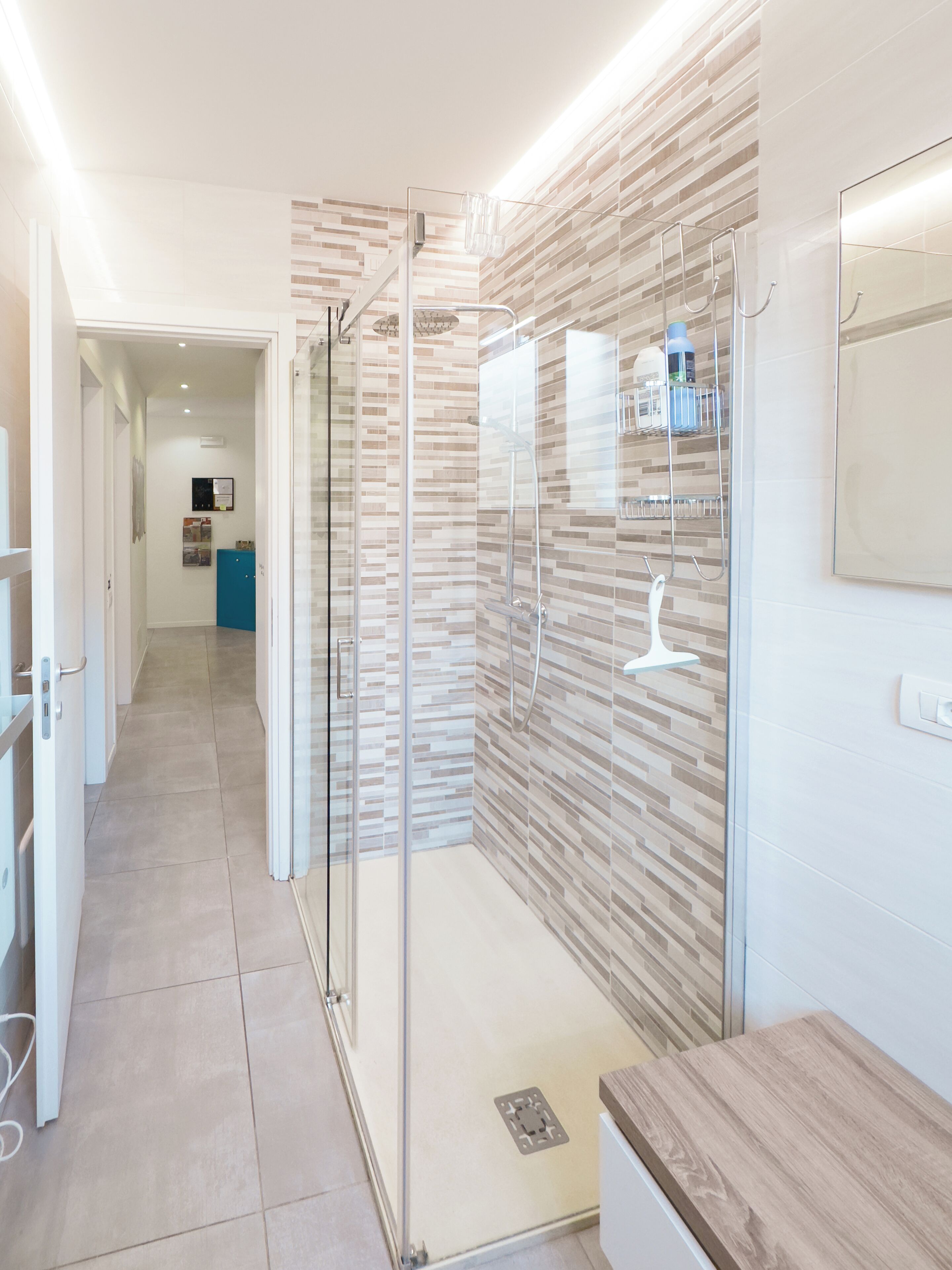 Douche, sèche-cheveux, bidet, serviettes fournies