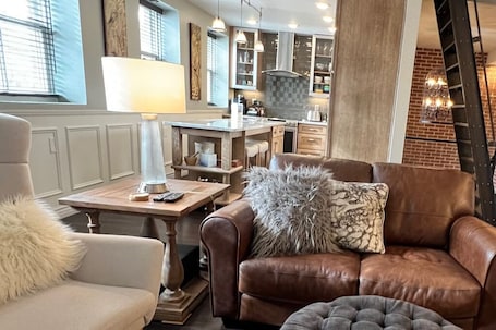 Smart TV, fireplace. Loft on Mountain (in Old Town)
