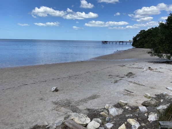 Vlak bij het strand, ligstoelen, strandlakens