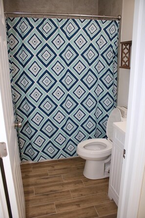 Combined shower/bathtub, hair dryer, towels, soap