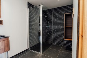 Dusche, Haartrockner, Handtücher, Toilettenpapier