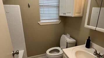 Duschwanne, Haartrockner, Handtücher, Seife