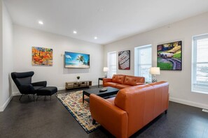 TV - The Julep - Chic 2 BR / Stay Nulu Marketplace (Louisville)