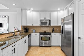 冰箱、微波炉、烤箱、炉灶