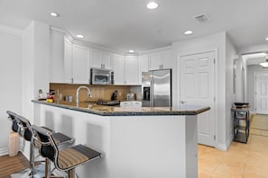 ثلاجة، ميكروويف، فرن، موقد طهي مسطح