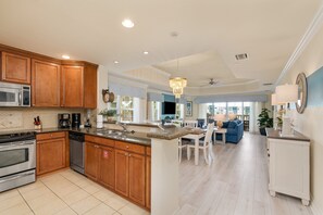 冷蔵庫、電子レンジ、オーブン、コンロ