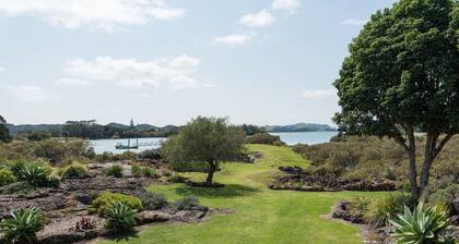 Northern Lodge - cottage in a quiet rural setting, lush tropical gardens