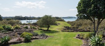 Northern Lodge - cottage in a quiet rural setting, lush tropical gardens