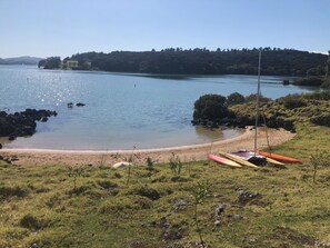 بالقرب من الشاطئ