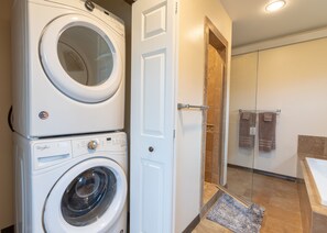 Dusj, boblebad, hårføner og håndklær