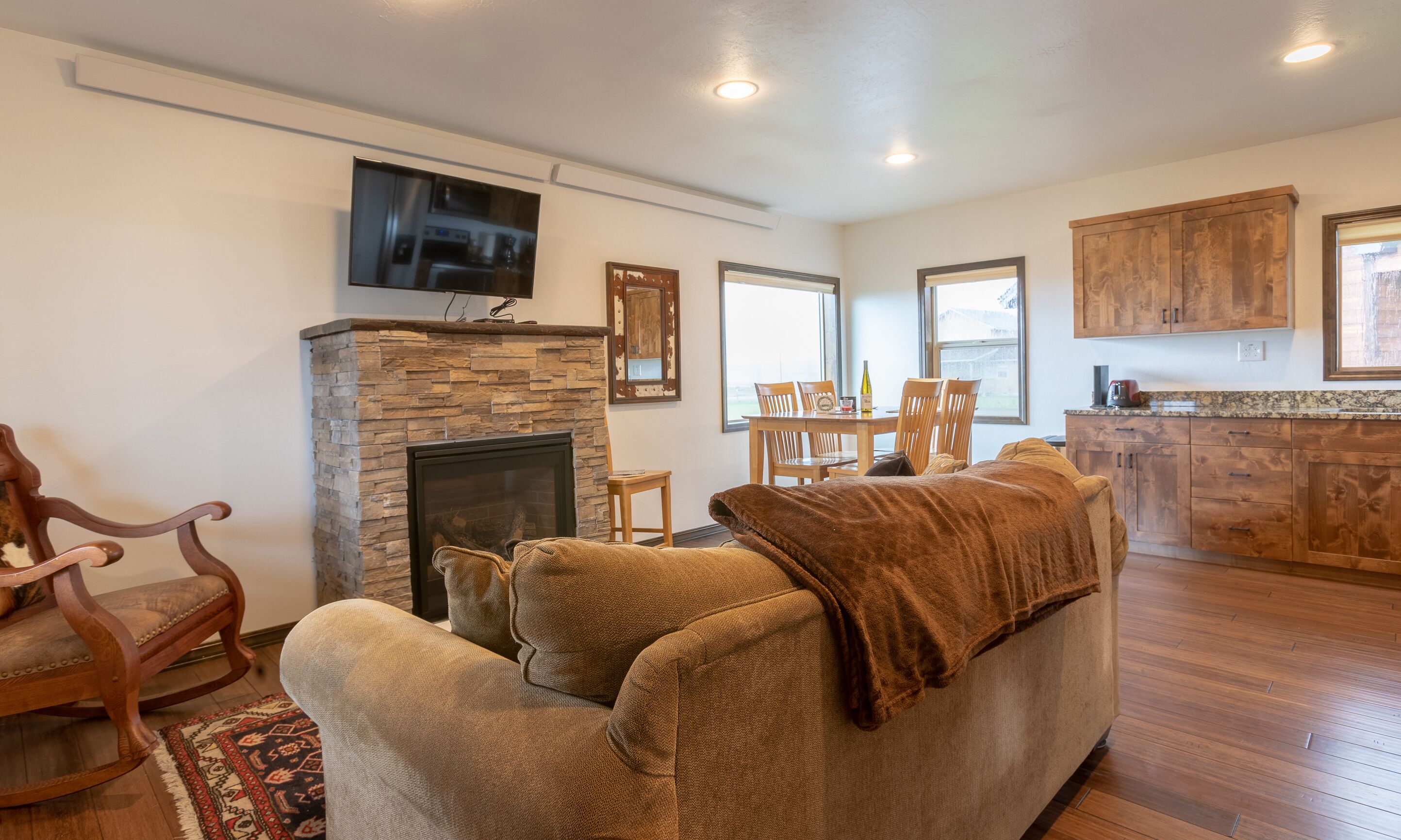 Smart TV y chimenea 