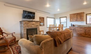 Una Smart TV, una chimenea