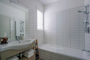 Shower, hair dryer, towels, soap - Butterfly Cottage - Russell Cottages Collection (Russell)