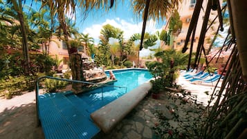 Una piscina al aire libre