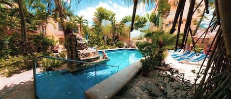 Una piscina al aire libre