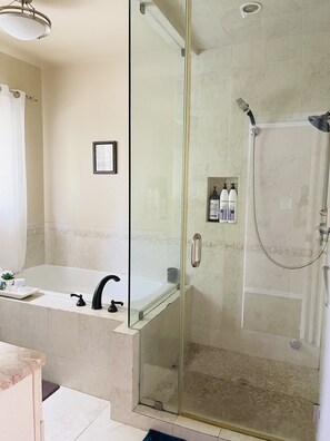 Bathtub, hair dryer, towels, shampoo - Beach house with unforgettable view (Los Angeles)
