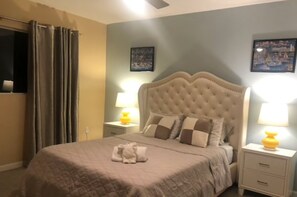 2 habitaciones, escritorio y tabla de planchar con plancha