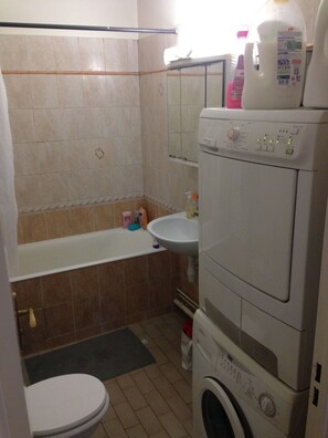 وحدات دش مع أحواض استحمام، مجففات شعر، مراحيض شطف، مناشف