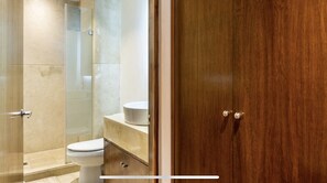Dusche, Haartrockner, Handtücher, Shampoo