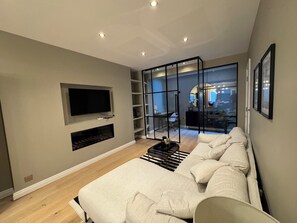 Smart TV, fireplace - Luxury Stylish Central London Apartment (London)