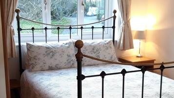 4 bedrooms, iron/ironing board, free WiFi, bed sheets