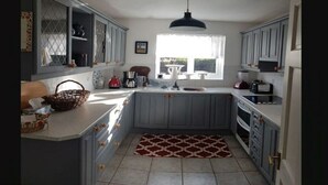 Kaffetrakter/tekoker, kjøleskap, mikrobølgeovn og ovn