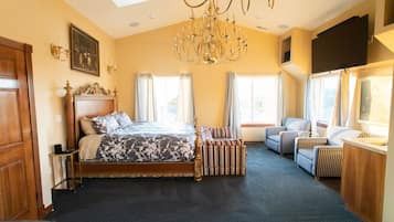 5 bedrooms, desk, iron/ironing board, travel cot