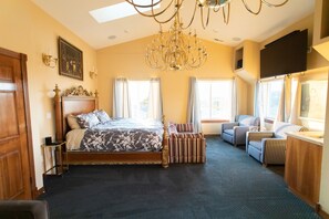 5 bedrooms, desk, iron/ironing board, travel cot - Large Lakefront Home only steps from D Beach! Bring grandma-we have an elevator! (Lincoln City)
