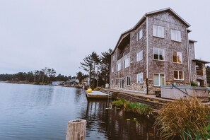 Exterior - Large Lakefront Home only steps from D Beach! Bring grandma-we have an elevator! (Lincoln City)
