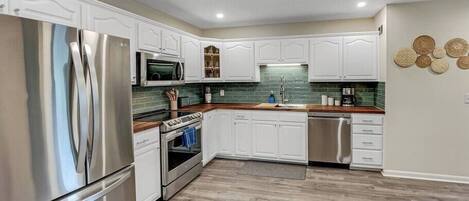 Frigorífico, microondas, horno y placa de cocina