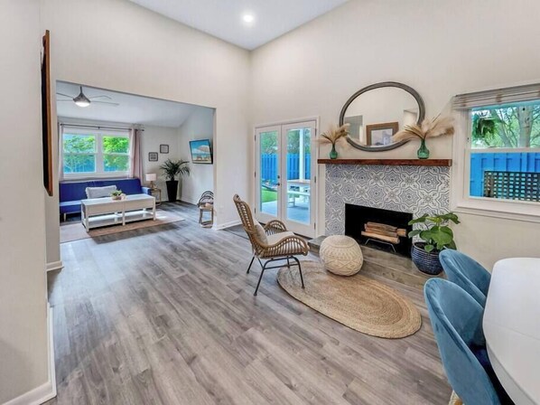 TV, offices - Cold Plunge, Outdoor Shower + Bike to Shem Creek! 🥶🚲 (Mount Pleasant)