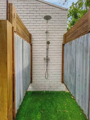 Property grounds - Cold Plunge, Outdoor Shower + Bike to Shem Creek! 🥶🚲 (Mount Pleasant)