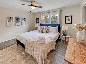 3 bedrooms, iron/ironing board, travel crib, WiFi - Cold Plunge, Outdoor Shower + Bike to Shem Creek! 🥶🚲 (Mount Pleasant)