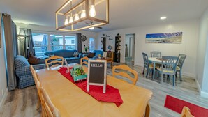 Amplia sala de estar con comedor, cocina y vistas al exterior.