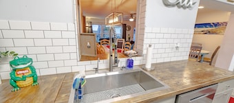 Pool, Hot tub, Kid & Pet Friendly! Near Lake, CLEAN