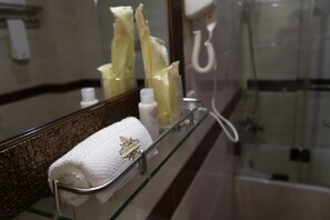 Rainfall showerhead, free toiletries, hair dryer, bathrobes - Boulevard Palace Hotel (Monrovia)